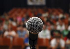 Micrófono ante un público