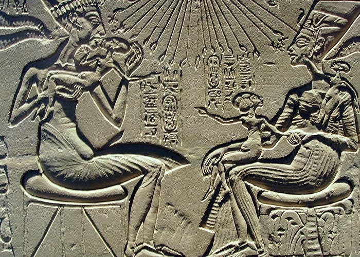Escena familiar de Akenatón, Nefertiti y una de sus hijas