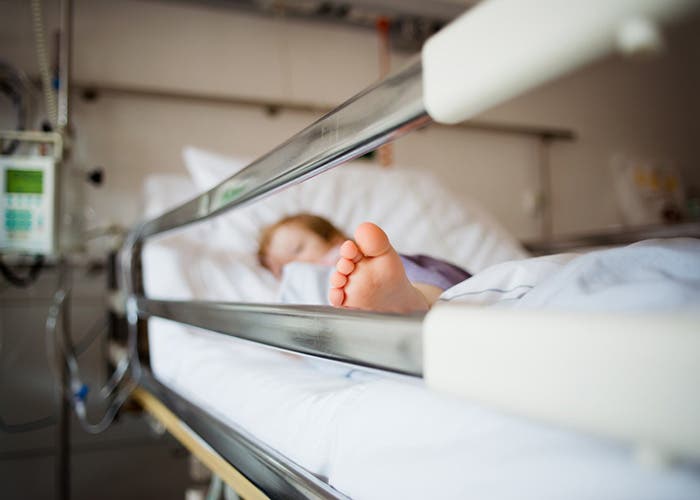 Niño en una cama de hospital