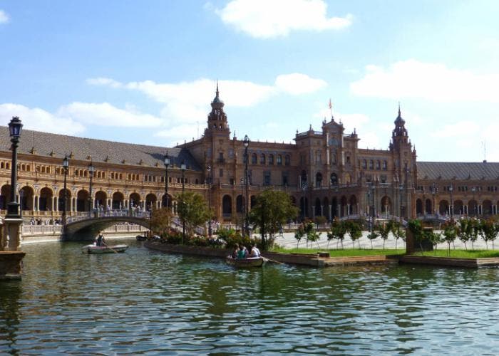 Imagen de la Plaza de España de Sevilla con su canal para paseos en barcas.